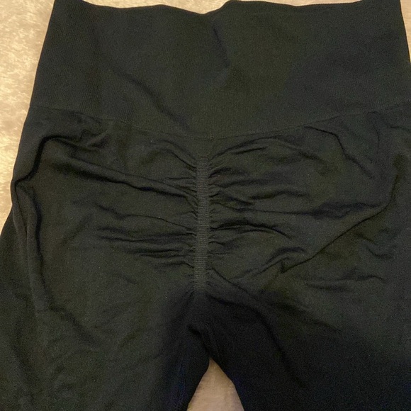 Black leggings with butt scrunch - Picture 2 of 2